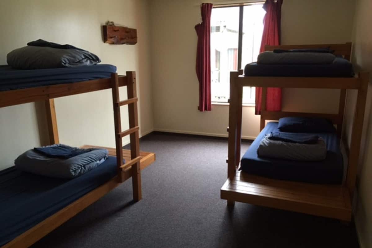 Odada kasa, ücretsiz kablosuz İnternet, çarşaf takımı