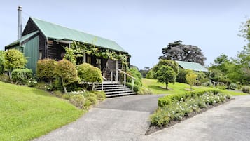 Romanttinen mökki | 1 makuuhuone, ylelliset vuodevaatteet, äänieristys, silitysrauta/-lauta