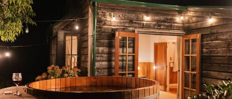 Romantic Cottage, Hot Tub | 1 bedroom, premium bedding, soundproofing, iron/ironing board