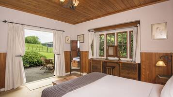 Romantic Cottage | 1 bedroom, premium bedding, soundproofing, iron/ironing board