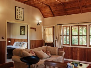 Romantic Cottage, Hot Tub | 1 bedroom, premium bedding, soundproofing, iron/ironing board - Vineyard Cottages (Waimauku)