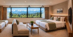 Une chambre d’hôtel avec une grande fenêtre donnant sur les montagnes et la forêt, un lit, un canapé et une petite table.
