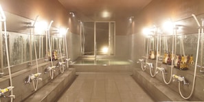 Artículos de tocador gratuitos, pantuflas, toallas