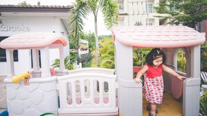 A children's play structure with a slide and a small house-like shelter. - Na Loei Boutique Resort Hotel (Mueang Loei)