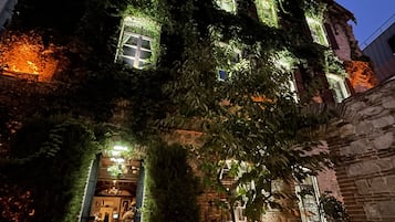 供應早餐、午餐及晚餐