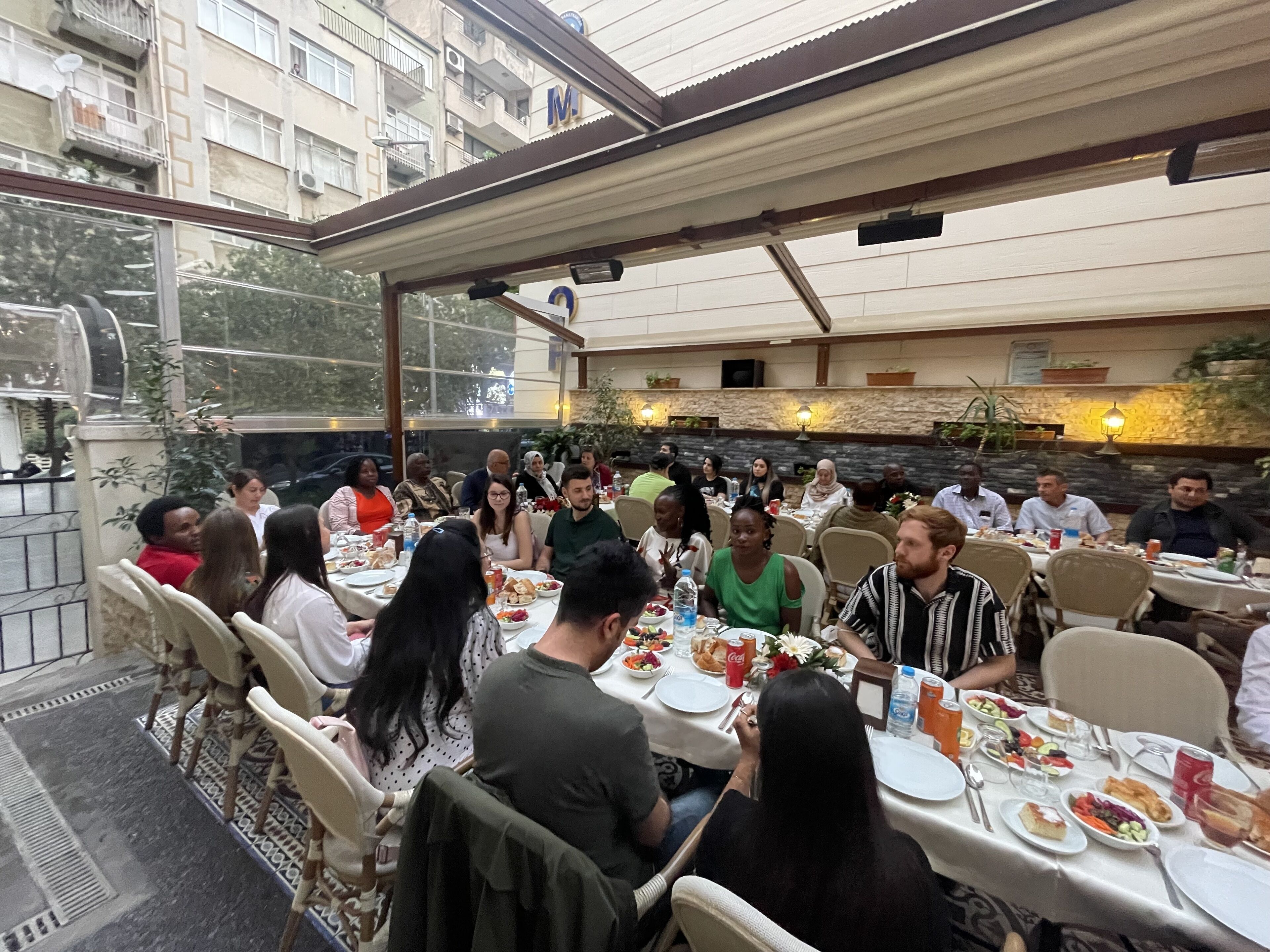 تقديم الإفطار والغداء والعشاء