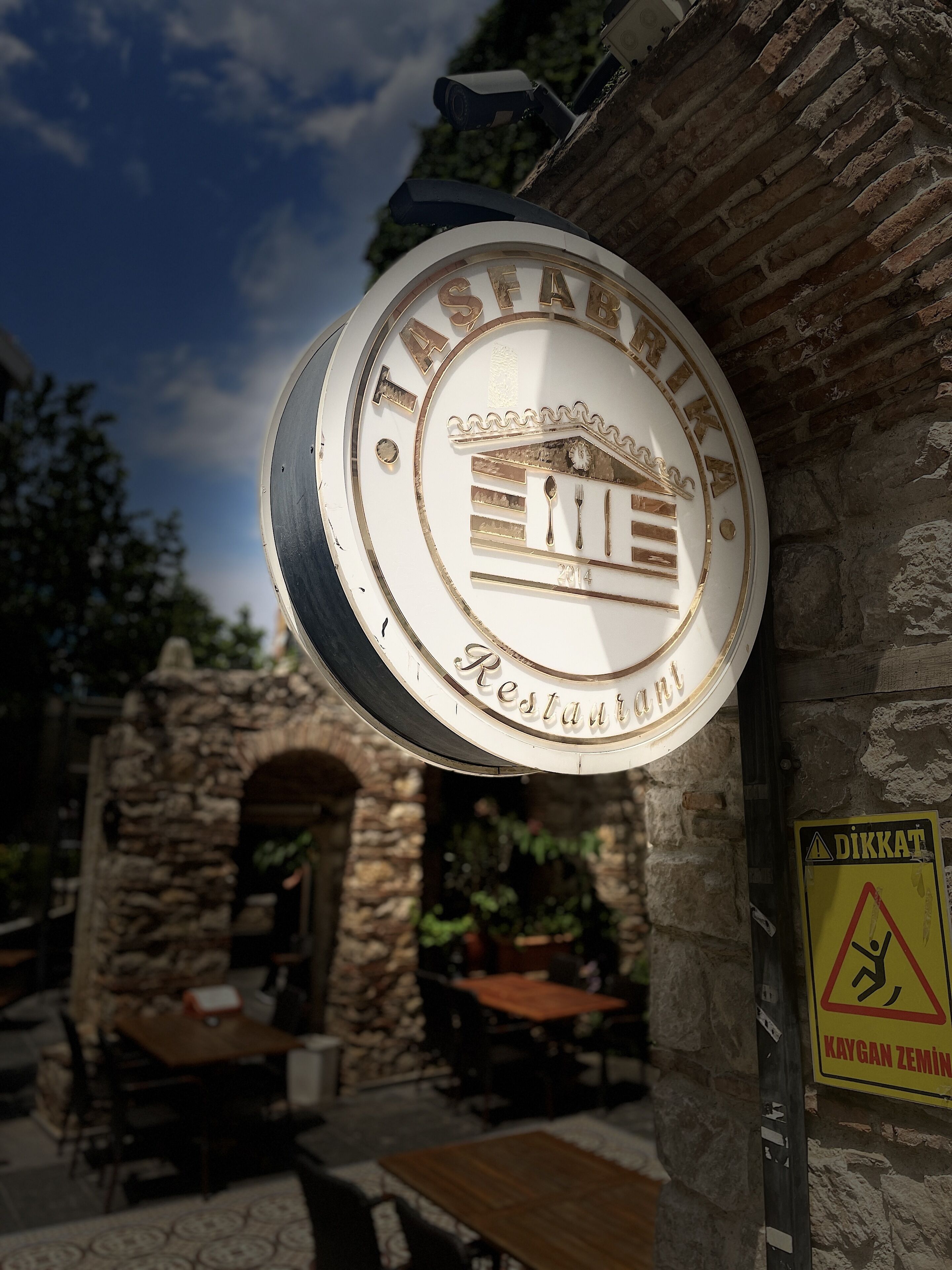 breakfast, lunch and dinner served