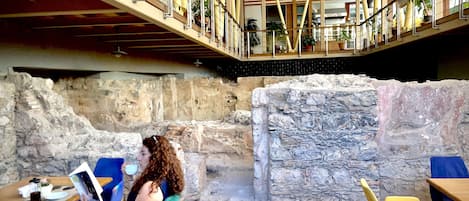 朝食 (ビュッフェ)、毎日提供 (無料)