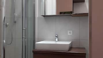 Studio Apartment | Bathroom | Hair dryer, heated floors, towels