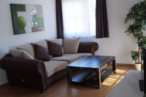 Comfort Apartment, 2 Bedrooms (Morgentau) | Living room | Flat-screen TV