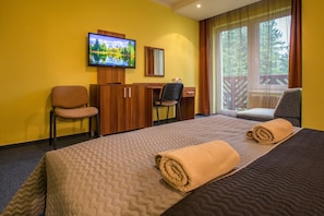 Escritorio, tabla de planchar con plancha y cunas