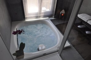 Indoor spa tub - Place 24 Suites & Wellness (Rome)