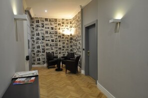 Lobby sitting area - Place 24 Suites & Wellness (Rome)