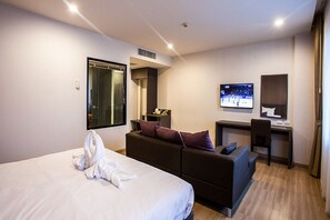 Minibar, in-room safe, desk, blackout curtains - Leosor Hotel (Nakhon Ratchasima)
