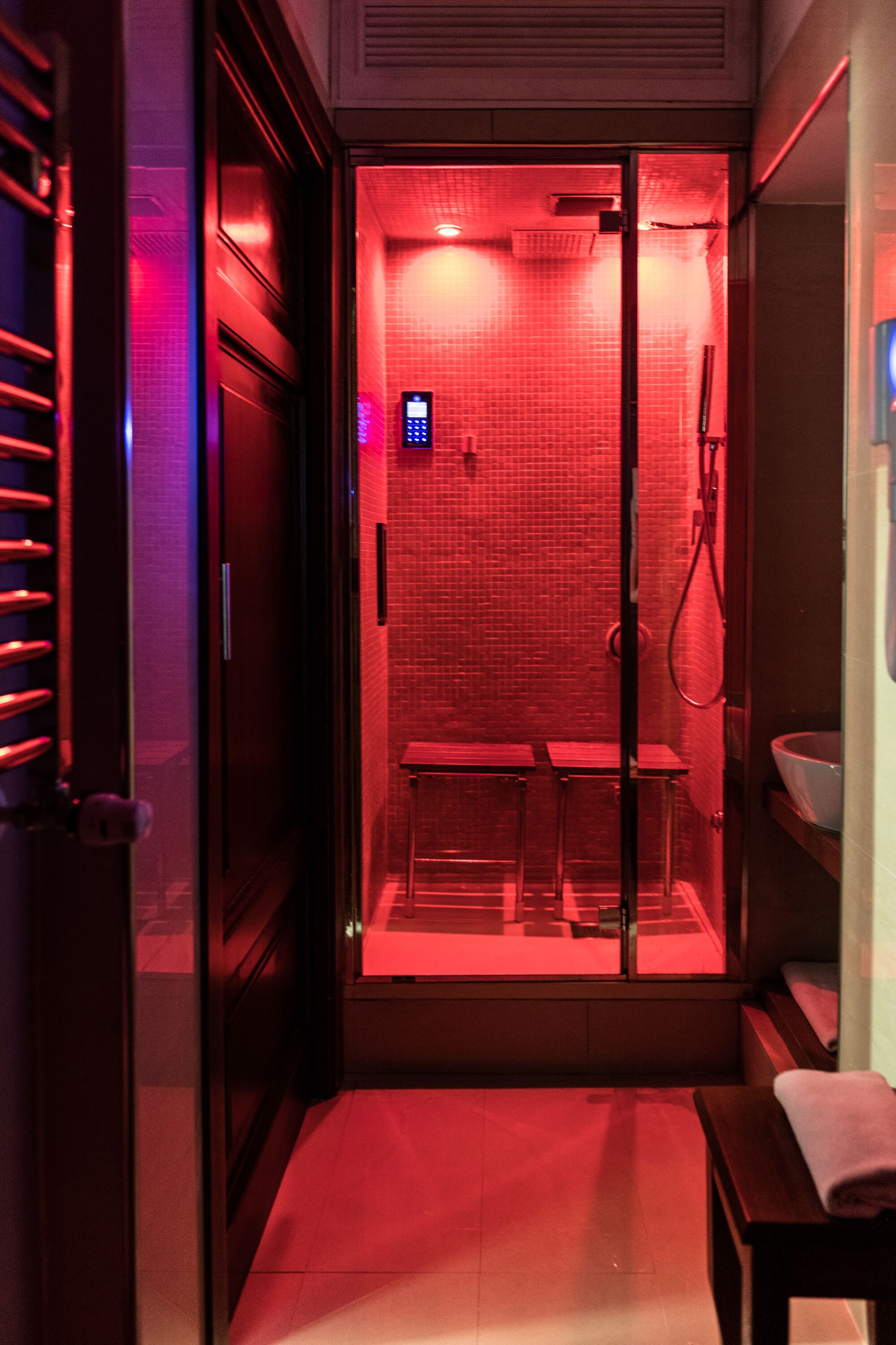 Comfort Single Room, 1 Queen Bed | Bathroom | Free toiletries, hair dryer, bidet, towels