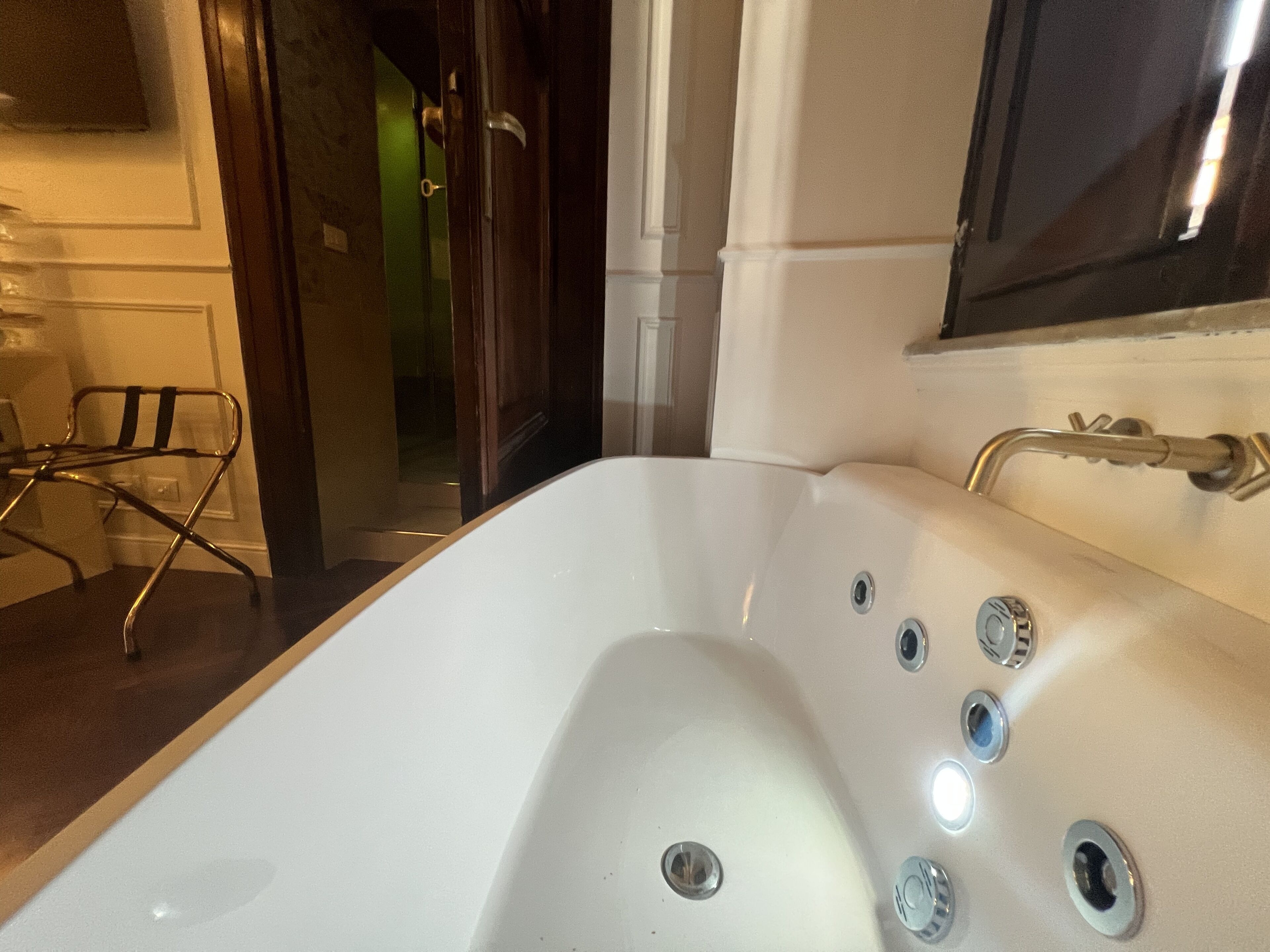 Un bagno con una vasca da bagno bianca, uno specchio e un lavandino.