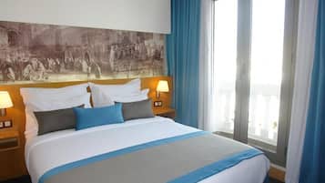 Ropa de cama de alta calidad, minibar, caja fuerte y escritorio