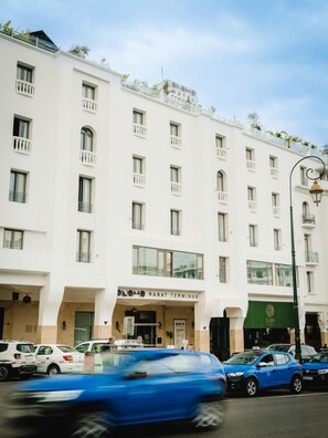 Un hotel de varios pisos con una entrada destacada y un letrero que dice 'RABAT TERMINUS'.