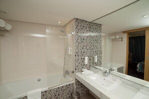 Secador de pelo, toallas