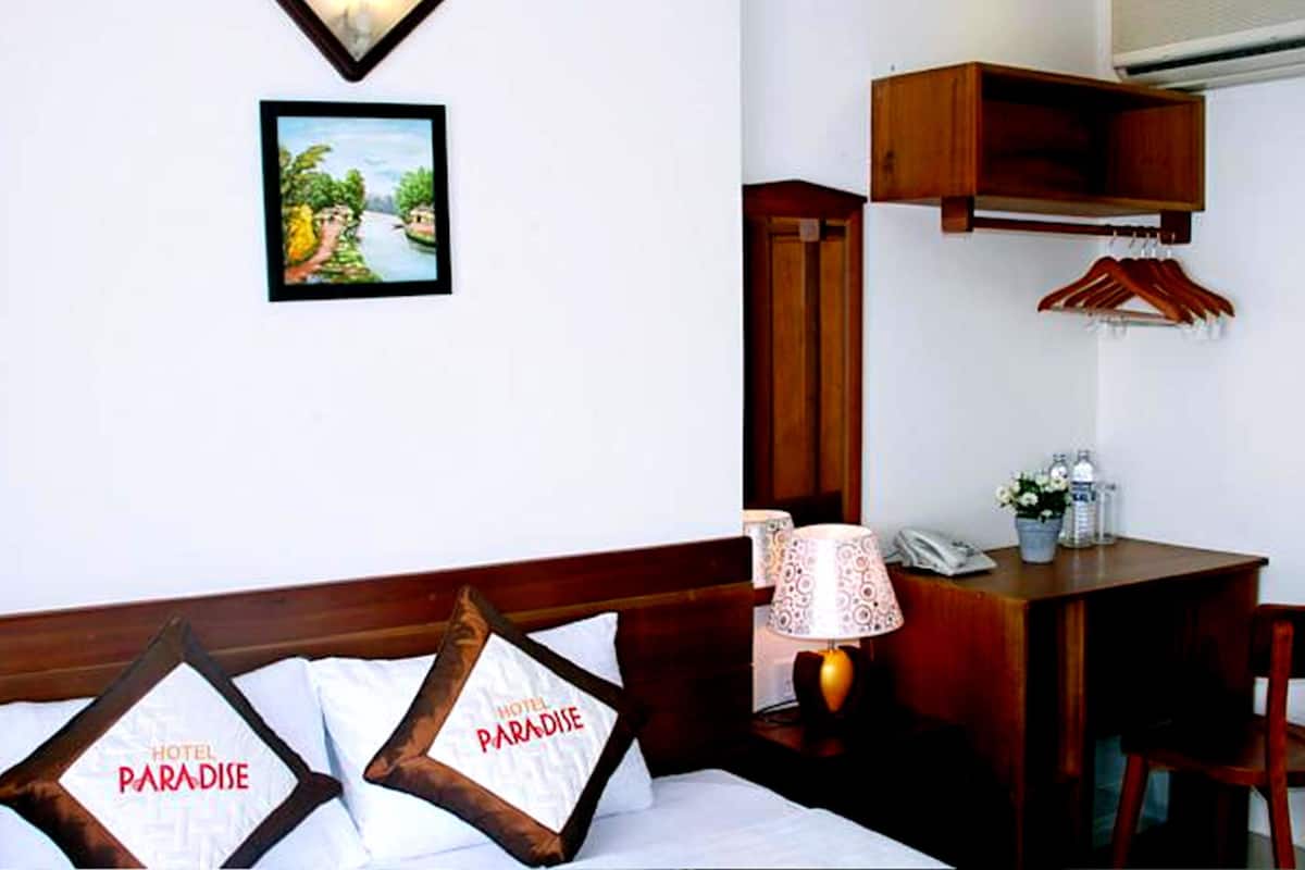 Standard Room | Minibar, in-room safe, desk, blackout drapes