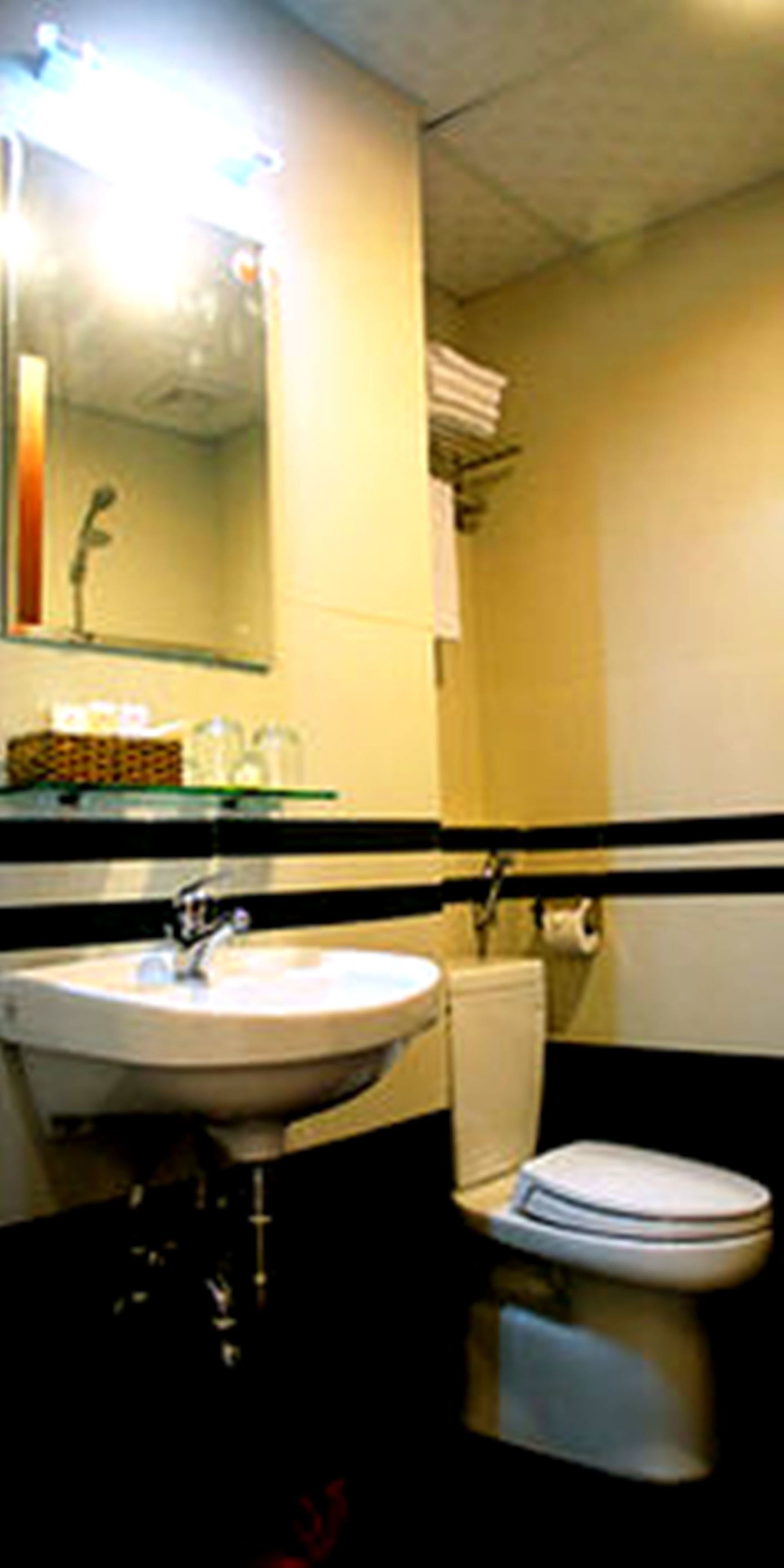 Salle de bain | Douche, articles de toilette (gratuits), séchoir à cheveux, pantoufles