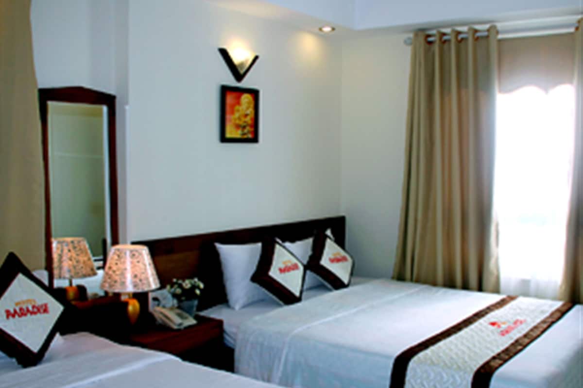 VIP Room | Minibar, in-room safe, desk, blackout drapes