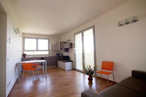 Un apartamento moderno con cocina, comedor y sala de estar.