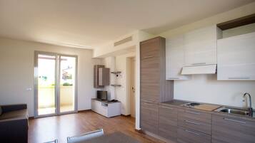 Televisi layar datar 24-inci dengan saluran TV satelit dan TV