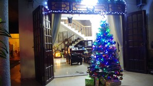 Un árbol de Navidad decorado con regalos en un vestíbulo.
