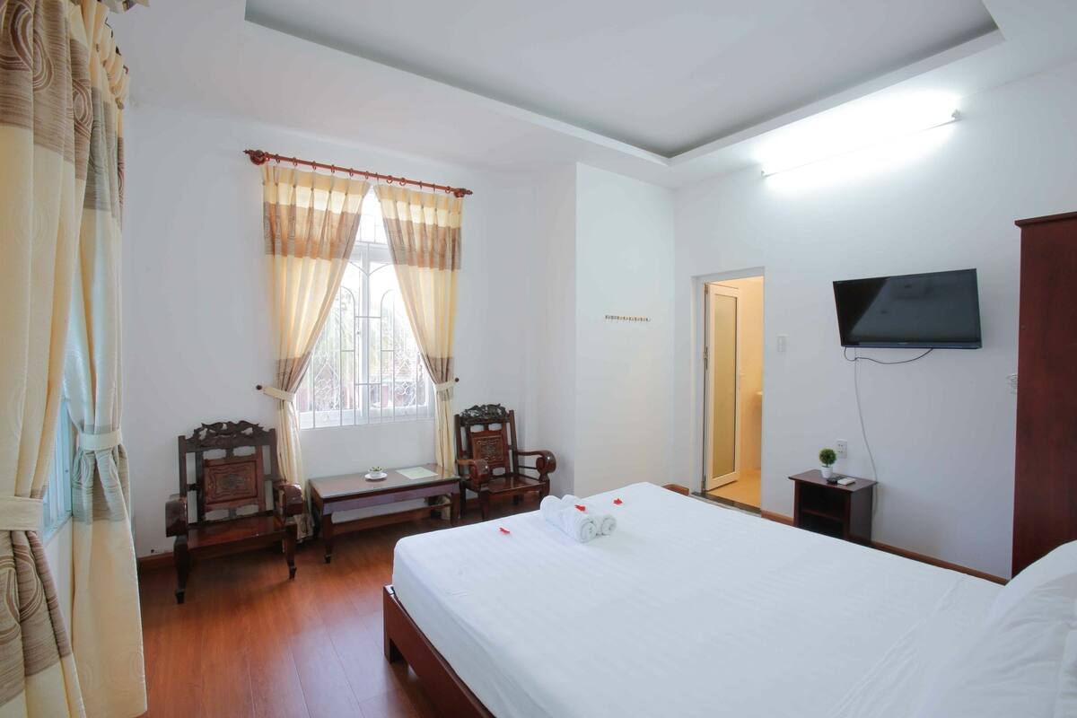 Minibar, desk, soundproofing, WiFi (free)