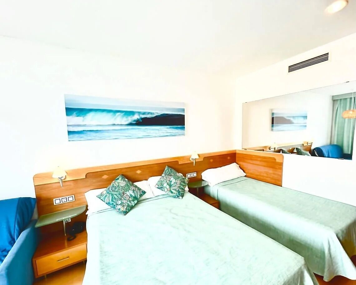 Minibar, desk, WiFi (free), bed sheets