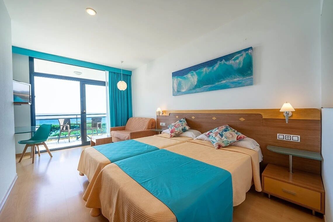 Minibar, desk, WiFi (free), bed sheets