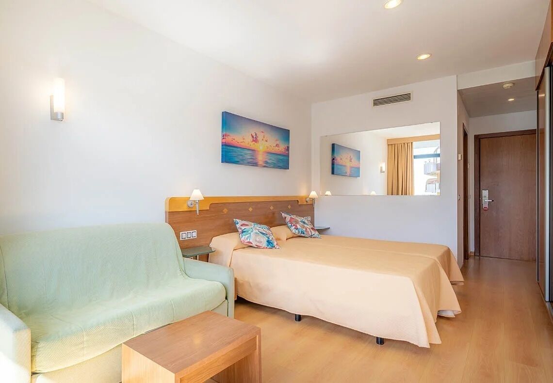 Minibar, desk, WiFi (free), bed sheets