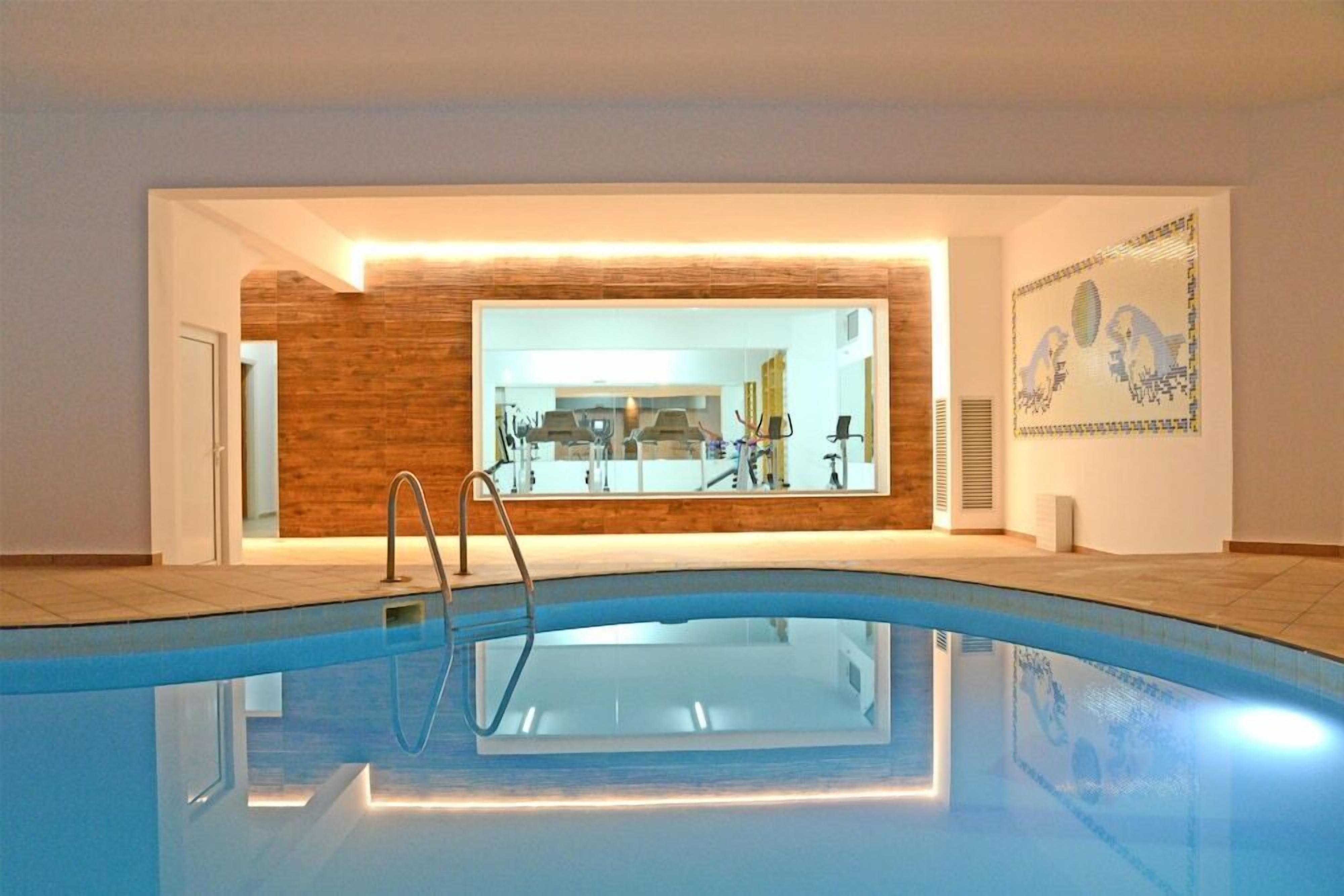 Sisäuima-allas, ulkouima-allas