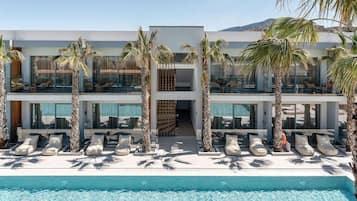 Piscina coberta i piscina a l'aire lliure