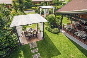 Outdoor dining - Arenal Springs Resort (La Fortuna)