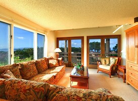 Caja de seguridad en la habitación y tabla de planchar con plancha 