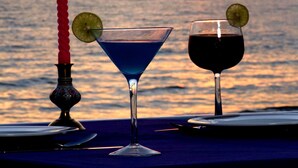 Two drinks on a table with a sunset view over the ocean. - Koh Chang Resort Spa (Ko Chang)
