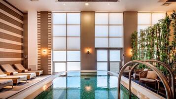 Een binnenzwembad en een buitenzwembad