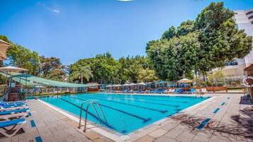 Una piscina techada, una piscina al aire libre