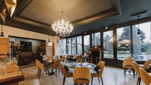 Lunch and dinner served  - Domaine de Larchey & son restaurant - Bordeaux Sud (Saint-Medard-d'Eyrans)