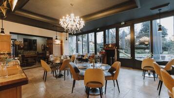 Déjeuner et dîner servis sur place