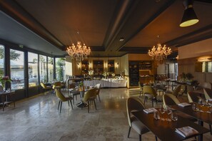 Desayuno continental todos los días (EUR 15 por persona)