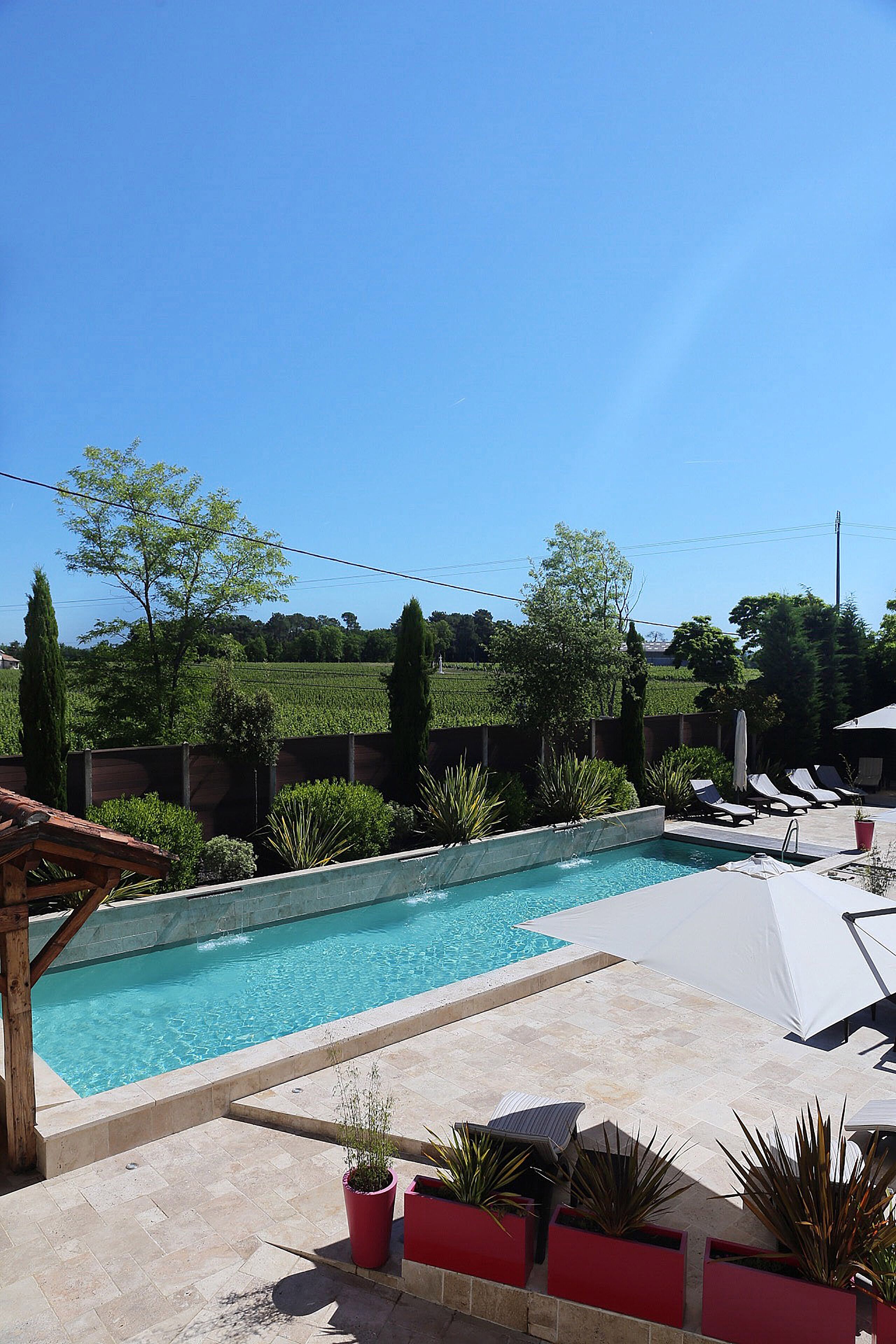 Außenpool (je nach Saison geöffnet), Liegestühle