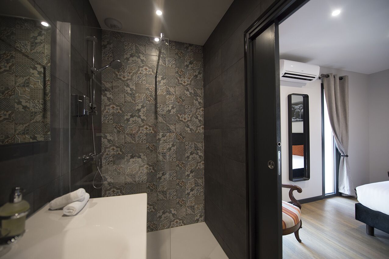 standard double room | bathroom | hair dryer, towels, soap, shampoo