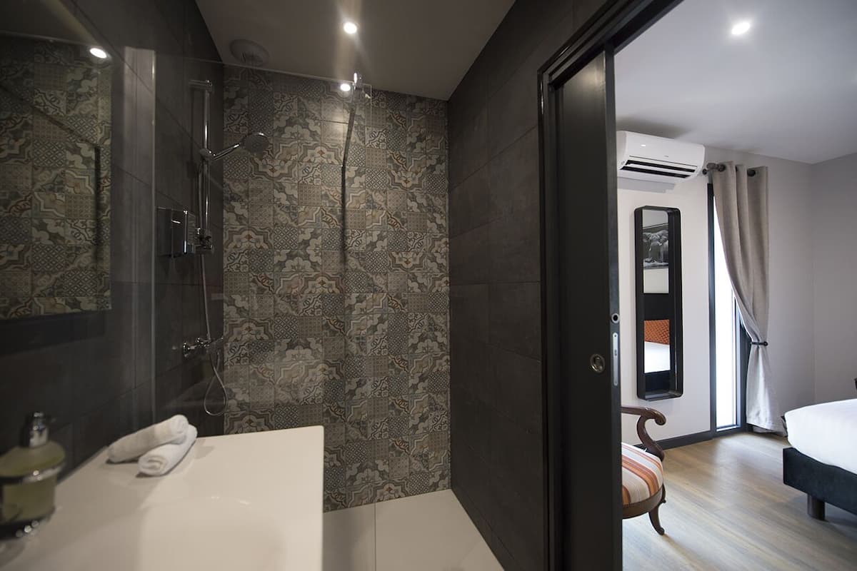 standard double room | bathroom | hair dryer, towels, soap, shampoo