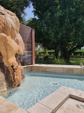 Tina de hidromasaje al aire libre