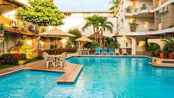 Alberca techada y alberca al aire libre