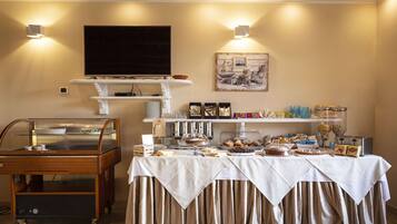 Free daily buffet breakfast