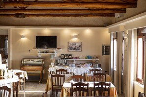 Free daily buffet breakfast  - La Fattoria sul Mare (Ricadi)